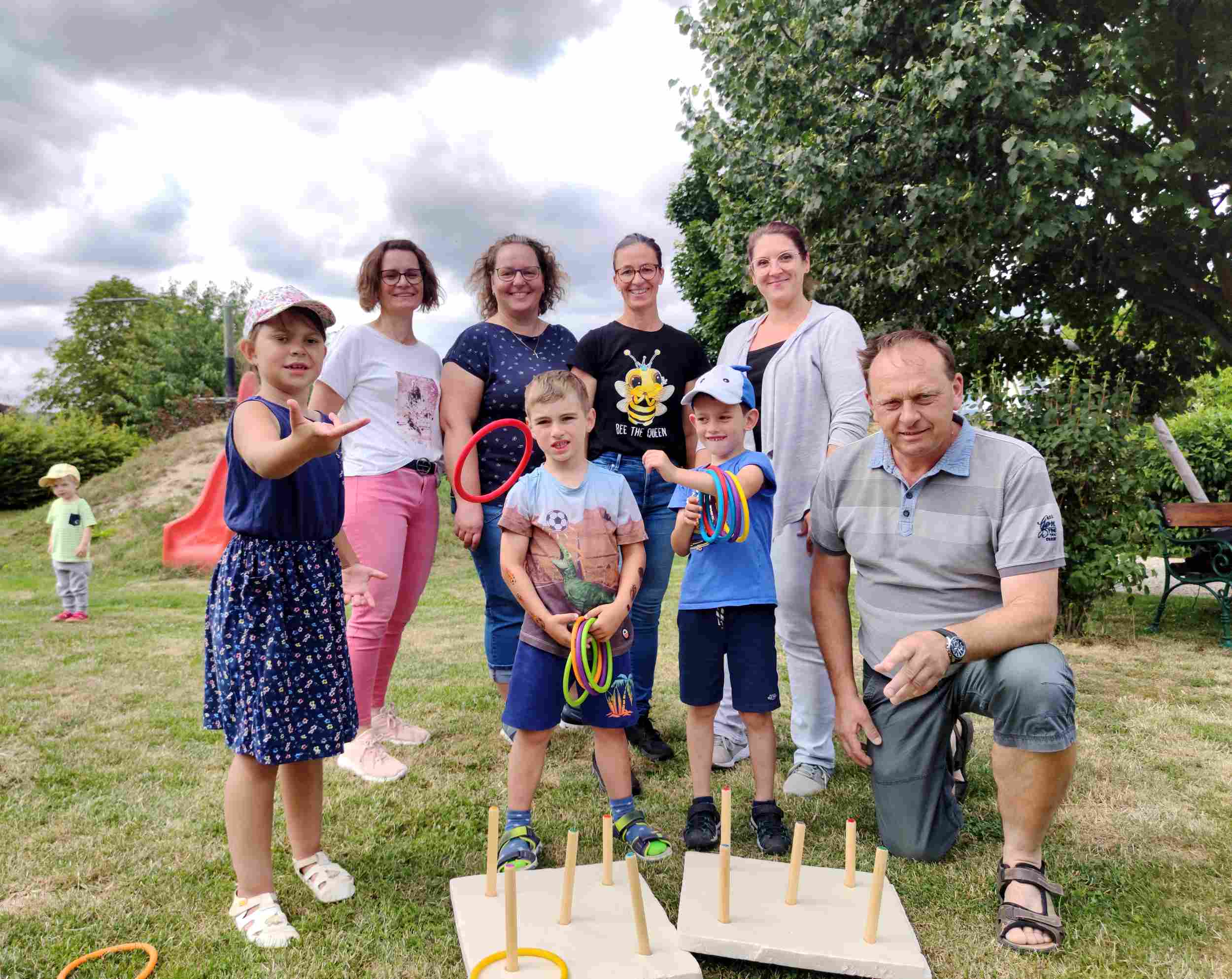 Im Garten: (v.l. vorne) Lore Kainz, Julian Breiner, sowie Oskar Knabe mit Ortsvorsteher Robert Lochner. (v.l. hinten) Monika Brandtner, Sonja Lochner, StR Barbara Stark und Martina Schleritzko. Foto: Gabriele Hohenegger 